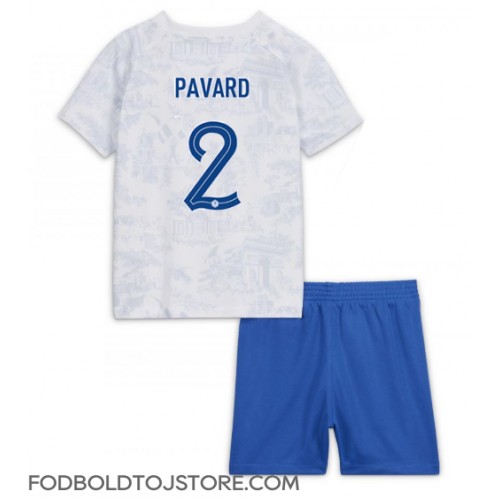 Frankrig Benjamin Pavard #2 Udebanesæt Børn VM 2022 Kortærmet (+ Korte bukser)